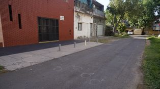 Un muchacho de entre 20 y 25 años fue ejecutado en el pasaje Del Campo al 5000 A, barrio Tiro Suizo. Aun no esta identificado.