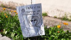 Alumnos de la Celia Ortiz de Montoya, de Paraná armaron pancartas pra dejar un mensaje contra el vandalismo 