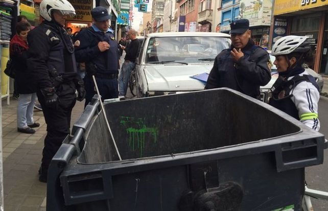 Córdoba. Policías examinan el contenedor donde apareció la critatura. Foto: Cadena 3