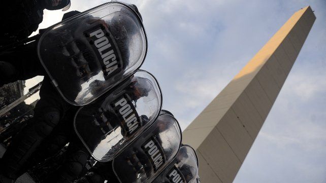 Un muerto tras represión durante una protesta en el Obelisco