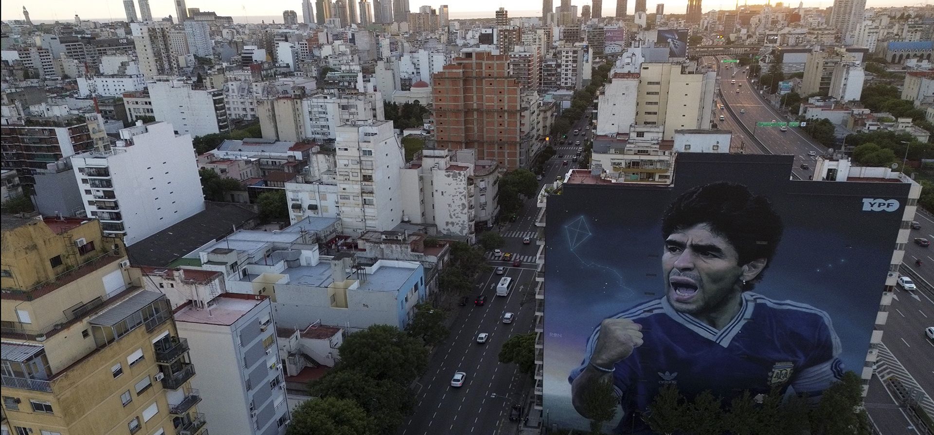 Un gran mural del fallecido futbolista Diego Maradona, obra del artista Martin Ron, se encuentra en Buenos Aires, Argentina, el lunes 10 de marzo de 2025. (Foto AP/Natacha Pisarenko) Un gran mural del fallecido futbolista Diego Maradona, obra del artista Martin Ron, se encuentra en Buenos Aires, Argentina, el lunes 10 de marzo de 2025. (Foto AP/Natacha Pisarenko)