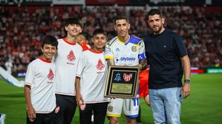 El reconocimiento de Instituto a Ángel Di María antes del partido ante Central.