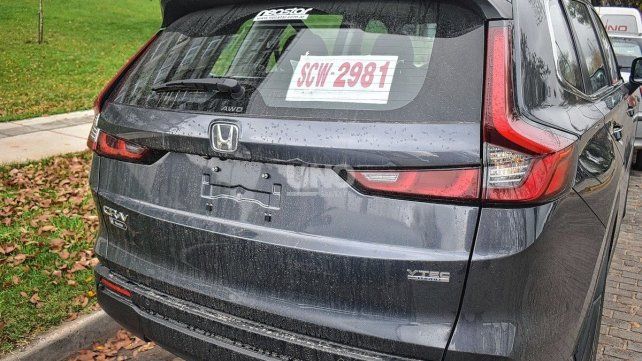 Muchos autos que no portan patentes ni atrás ni adelante tienen un papel blanco con las letras y números impresos en rojo en el parabrisas.