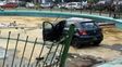 El auto quedó adentro de la fuente que ya fue epicentro de otros accidentes. El auto quedó adentro de la fuente que ya fue epicentro de otros accidentes.