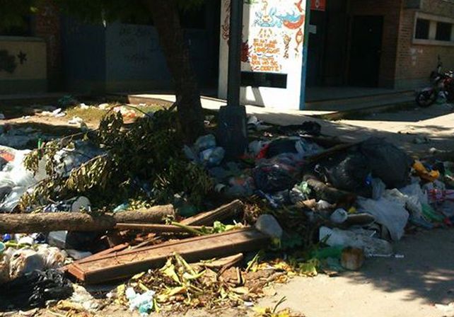 Vecinos denuncian un basural en la rotonda del Hipódromo