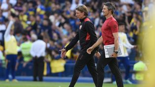 Gabriel Heinze se retira de La Bombonera junto a su ayudante tras la derrota de Newells ante Boca.