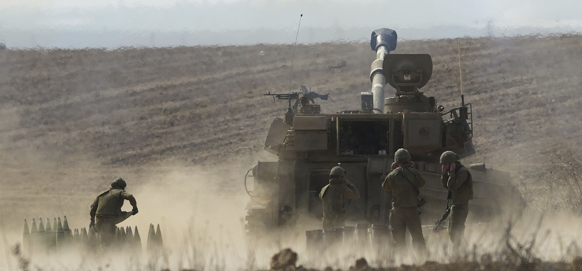 Una unidad de artillería móvil israelí dispara un proyectil desde el sur de Israel hacia la Franja de Gaza, en una posición cerca de la frontera entre Israel y Gaza, Israel, el miércoles 11 de octubre de 2023. (Foto AP/Erik Marmor) Una unidad de artillería móvil israelí dispara un proyectil desde el sur de Israel hacia la Franja de Gaza, en una posición cerca de la frontera entre Israel y Gaza, Israel, el miércoles 11 de octubre de 2023. (Foto AP/Erik Marmor)