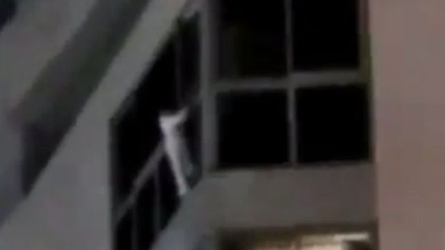 Rescatan a una niña de cinco años que quedó colgada de un balcón en un séptimo piso