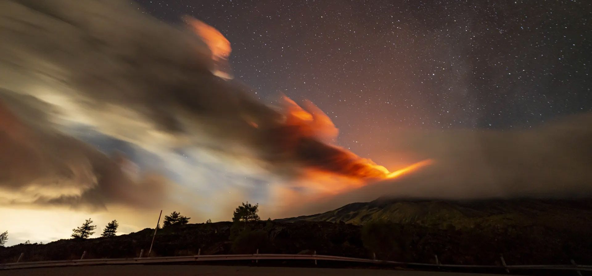 El monte Etna entra en erupción y produce una nube volcánica. La nube de cenizas volcánicas ha caído en el lado sureste del volcán, particularmente sobre las ciudades de Milo y Zafferana Etnea, Catania, Italia. Fotografía: Agencia Anadolu/Anadolu/Getty Images El monte Etna entra en erupción y produce una nube volcánica. La nube de cenizas volcánicas ha caído en el lado sureste del volcán, particularmente sobre las ciudades de Milo y Zafferana Etnea, Catania, Italia. Fotografía: Agencia Anadolu/Anadolu/Getty Images