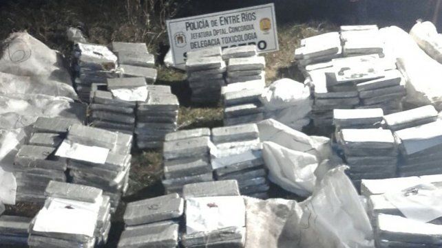 El video del momento en que arrojan la droga en un campo cerca de Concordia