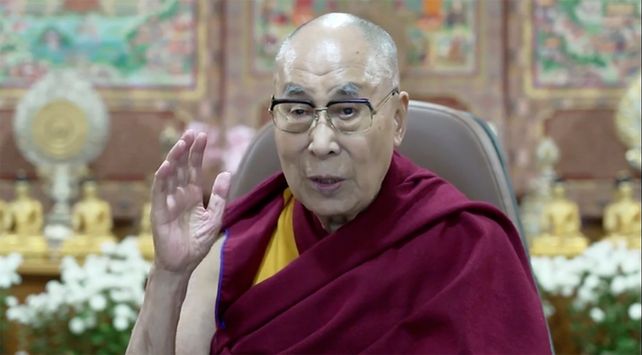 Imagen de la videoconferencia que el líder del budismo tibetano dio desde Dharamsala (India).