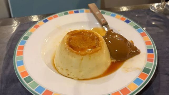Un rosario contó una receta de un flan que se cocina en apenas diez minutos y se volvió viral.