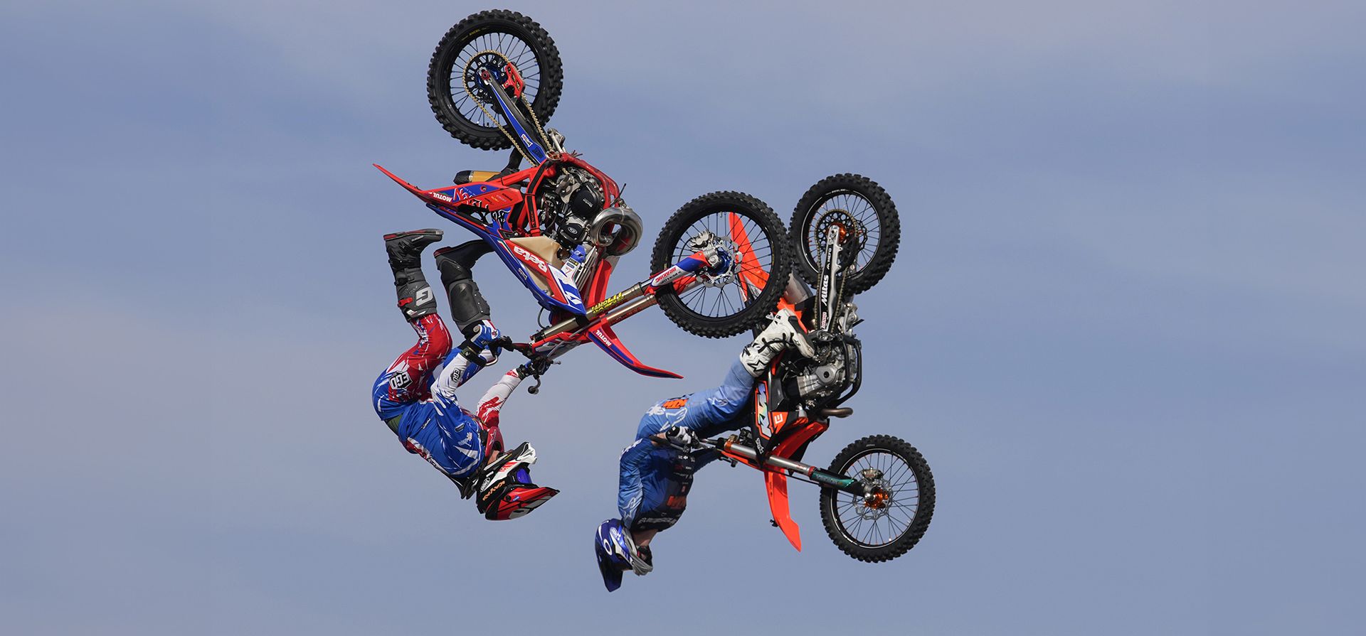 Pilotos compiten durante un espectáculo de motocross de estilo libre en la feria de motocicletas de exhibición EICMA en Rho, en las afueras de Milán, Italia, el jueves 7 de noviembre de 2024. (Foto AP/Luca Bruno) Pilotos compiten durante un espectáculo de motocross de estilo libre en la feria de motocicletas de exhibición EICMA en Rho, en las afueras de Milán, Italia, el jueves 7 de noviembre de 2024. (Foto AP/Luca Bruno)