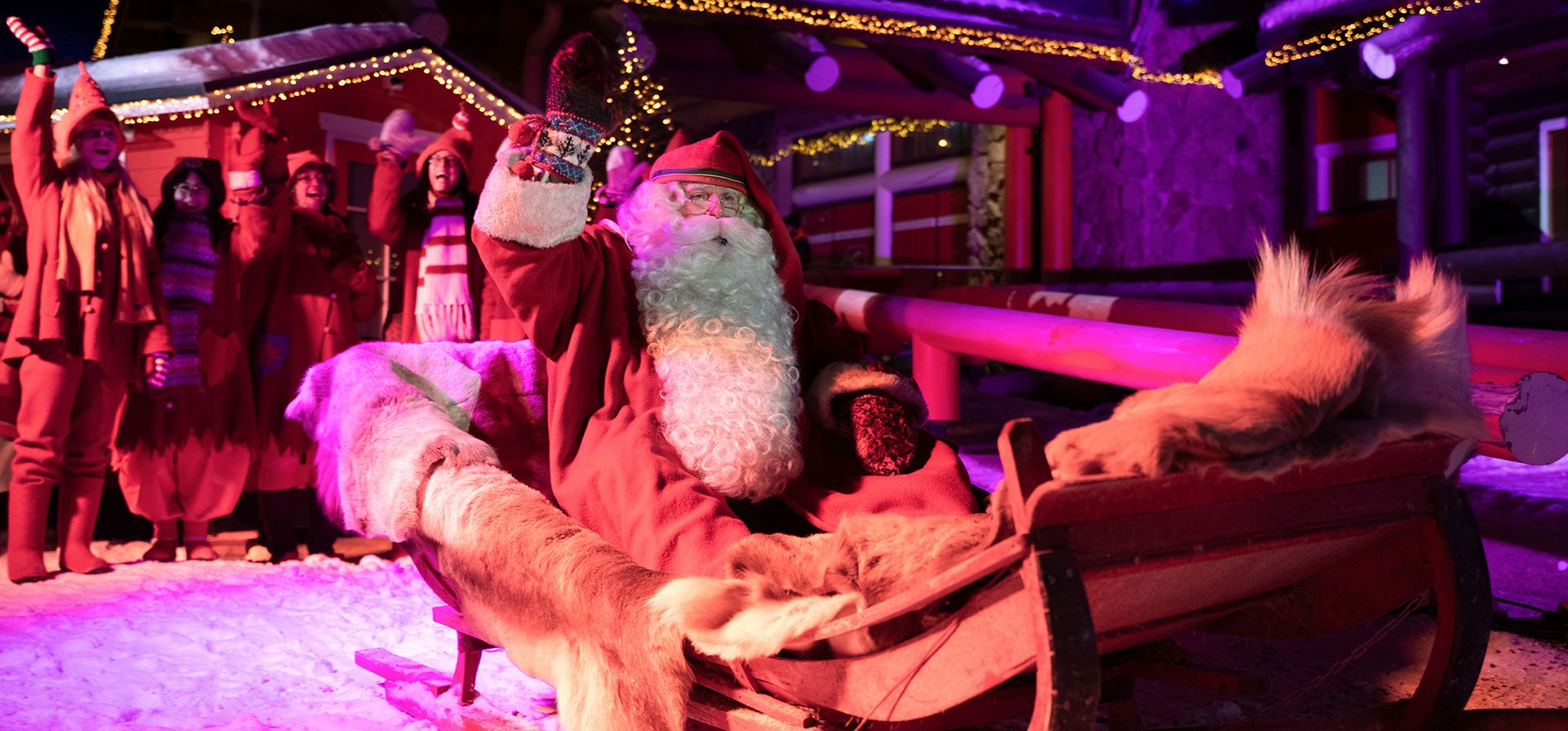 Un hombre que representa a Santa Claus, también conocido como Papá Noel, parte en su largo viaje navideño desde la Aldea de Santa Claus en el Círculo Polar Ártico, en la Laponia finlandesa, en Rovaniemi, Finlandia, el martes 23 de diciembre de 2025. (Laura Haapamäki/Lehtikuva vía AP)