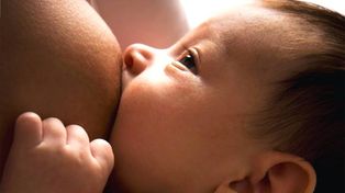 Una mamá con Covid o sospecha de Covid no debe suspender la lactancia