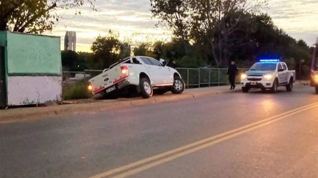 Iba alcoholizado el joven que conducía la camioneta que casi cae de un puente.
