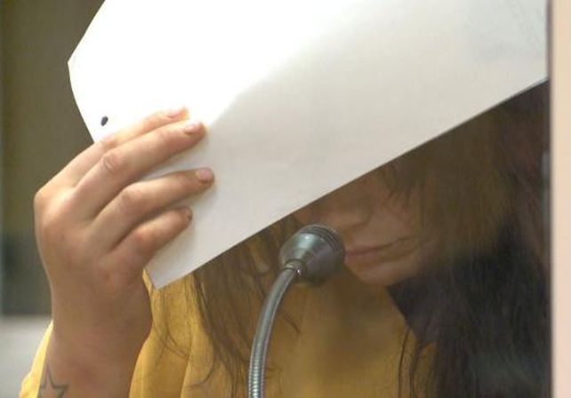 Video: salió desnuda del baño de un local y destrozó todo