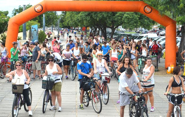 Pedaleando. Una de las tantas actividades organizadas por el municipio para fomentar el uso de la bicicleta.