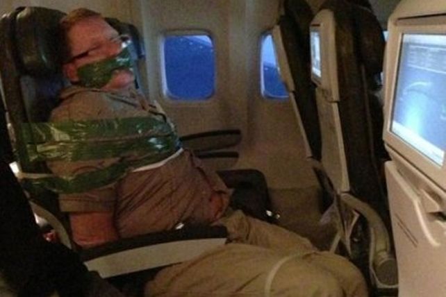 Se emborracha y viaja atado con cinta adhesiva