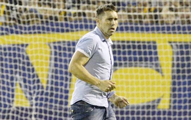 Se va. Coudet deja la cancha luego de ser expulsado por el árbitro.