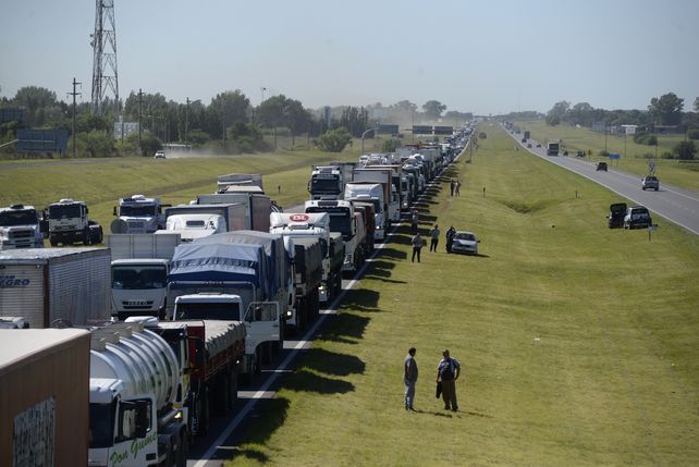 Los cortes de transportistas autoconvocados generaron problemas con la provisión de granos a los puertos e insumos a las industrias.