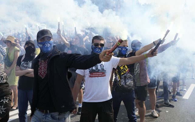 Activistas encienden bengalas durante una manifestación para celebrar el Día de la Independencia en Kiev