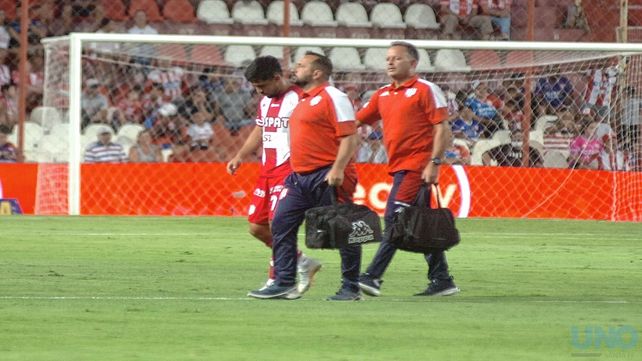 Mauro Luna Diale se retiró lesionado y habría sufrido un desgarro en el isquiotibial derecho.