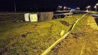 El siniestro se registró en la Autovía 14 y el camión terminó en el costado interno del camino.