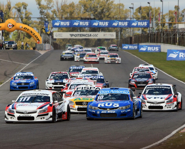 El brasileño Rubens Barrichello ganó en el autódromo Oscar y Juan Gálvez de Buenos Aires en su primera participación en el Top Race.