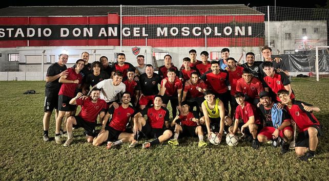 Unión de Álvarez. Bonomelli junto al plantel comandado por César Gáspari