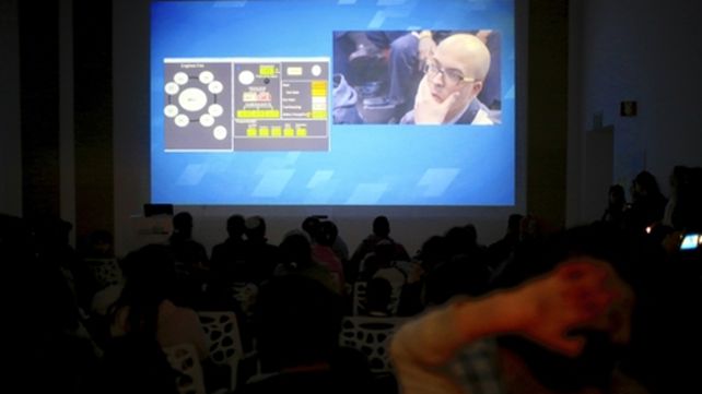 Mala noticia. Los ingenieros informan el fracaso de la misión.