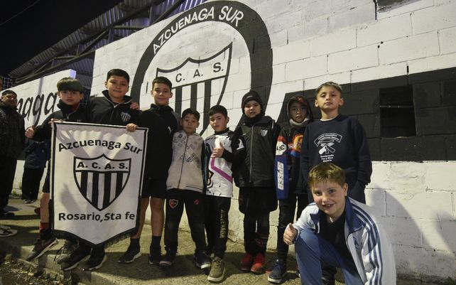 El fútbol infantil es uno de los pilares del club Azcuénaga Sur. Los chicos quieren viajar y competir.