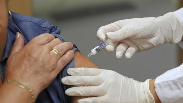 El Ministerio de Salud de la Nación instó a las personas mayores de 50 años a aplicarse las vacunas de refuerzo contra el Covid-19.&nbsp;