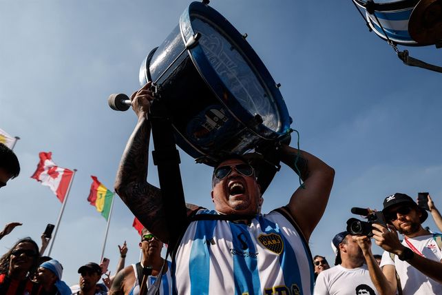 Hinchas argentinos realizaron un banderazo para darle apoyo a la selección nacional