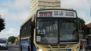 Se masturbó en pleno colectivo y eyaculó sobre el hombro de una pasajera