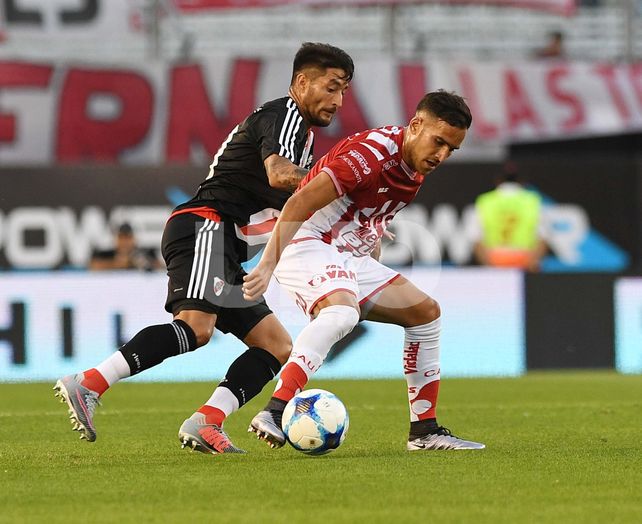 Por su falta de eficacia, Unión perdió 2 a 0 ante River en el Monumental
