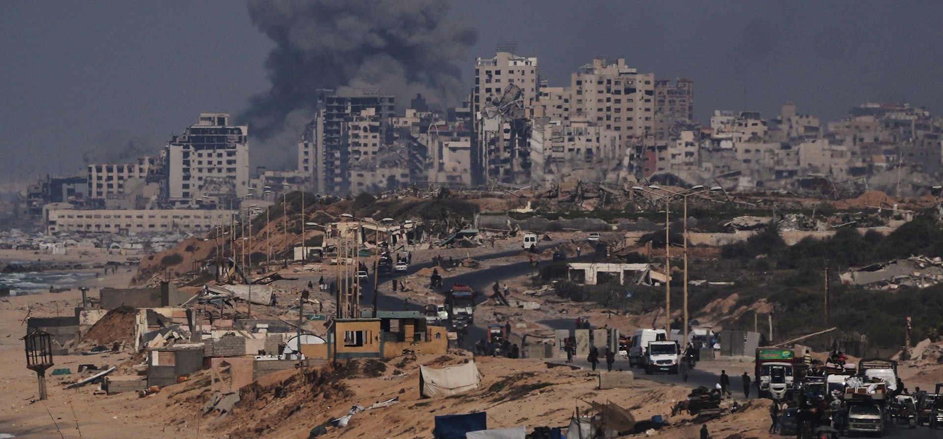 Humo se eleva tras un ataque militar israelí en la ciudad de Gaza, visto desde el centro de la Franja de Gaza, el viernes 26 de septiembre de 2025. (Foto AP/Abdel Kareem Hana)