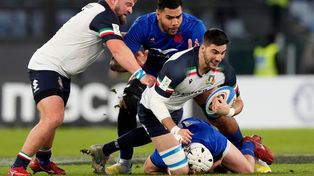 El italiano Edoardo Iachizzi cae frente al tackle de la marca gala.