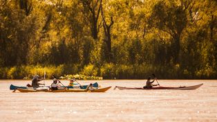El Paraná. Navegar el río es una actividad que atrae y las localidades que lo bordean son las más elegidas.