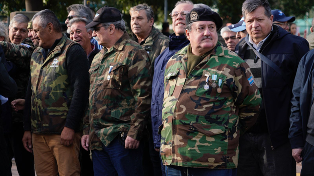 Excombatientes de Malvinas presentes en el acto del 9 de Julio en el parque Independencia.