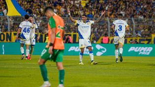 Di María celebra el gol del empate de Central, que en realidad fue en contra.