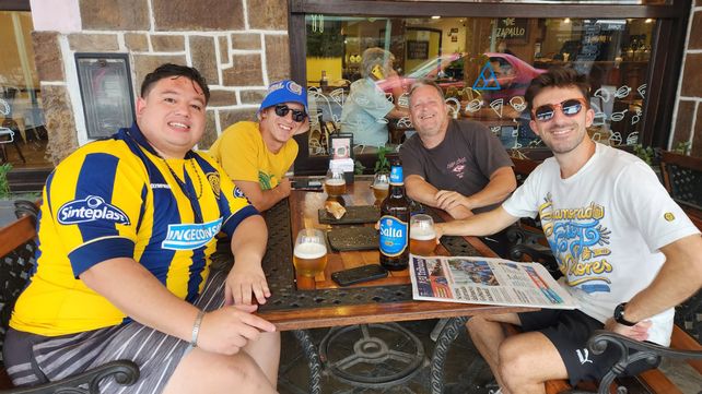 Hinchas canallas le dieron la bienvenida al plantel de Central en su arribo a Salta
