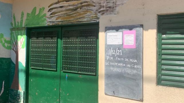 La falta de agua pone en peligro el cierre de ciclo de una escuela del barrio Las Flores