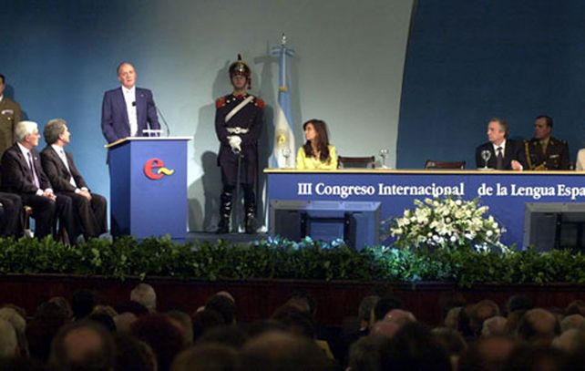 El Rey Juan Carlos I ofrece su discurso ante la atenta mirada de Cristina Fernández y Néstor Kirchner.