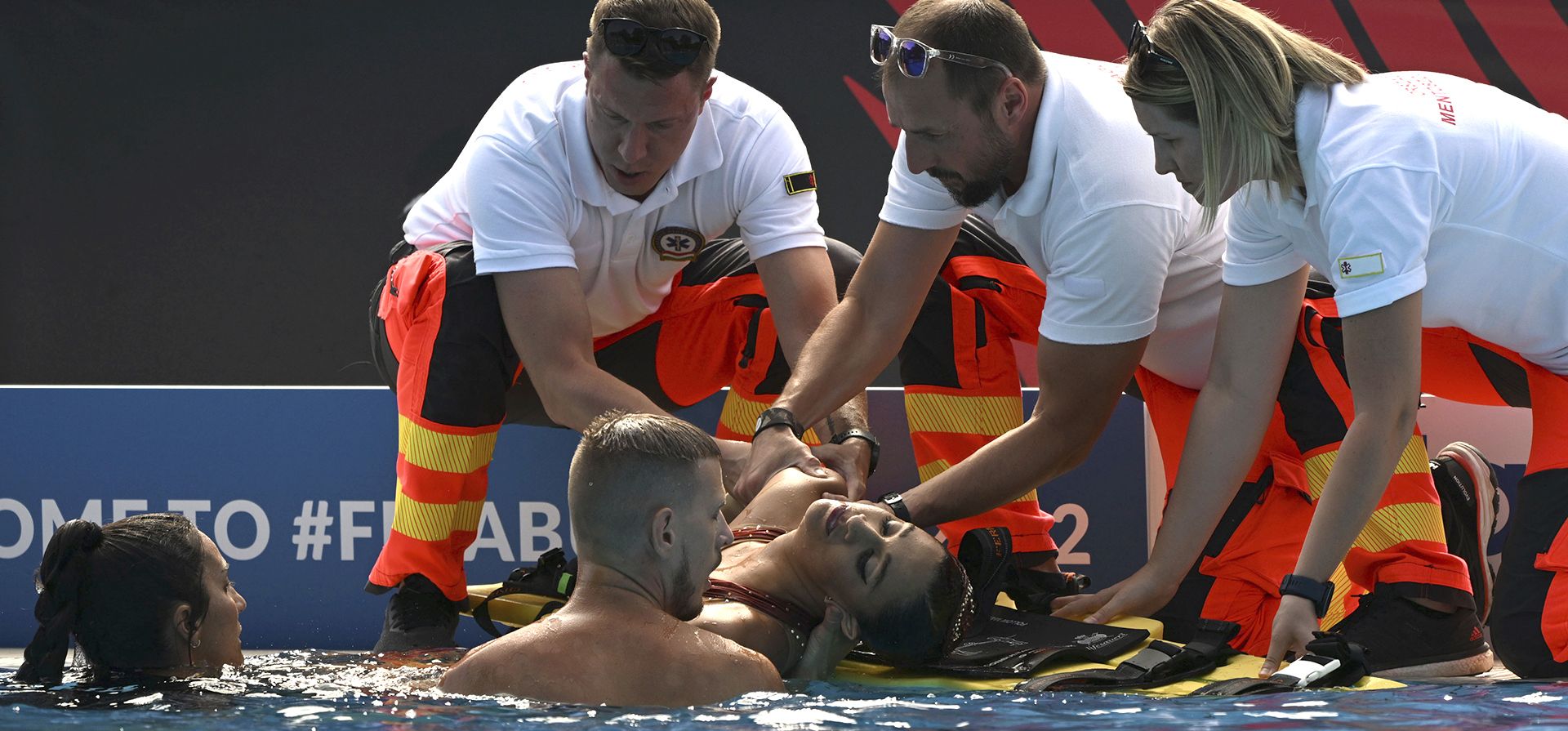 Anita Álvarez, de Estados Unidos, es rescatada de la piscina después de colapsar durante la final libre en solitario de la natación artística en el 19° Campeonato Mundial FINA en Budapest, Hungría, el miércoles 22 de junio de 2022.