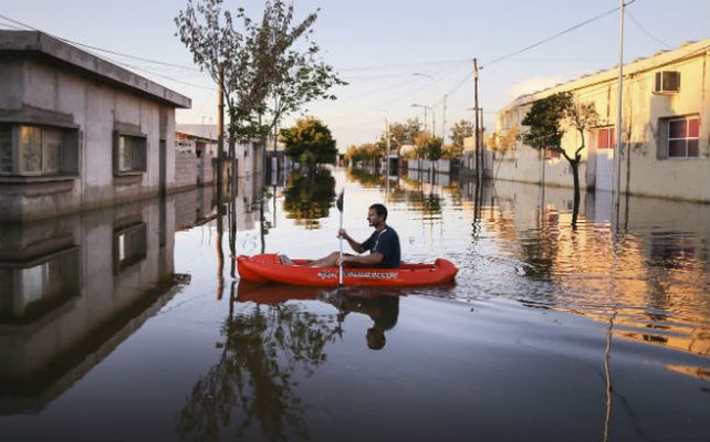 Agua y soledad. El pueblo de Idiazábal fue totalmente evacuado y sus calles presentan un escenario espectral.