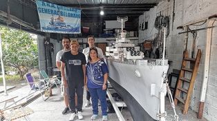 El tripulante Oscar Barzola visitó la réplica del Crucero General Belgrano junto a su familia.