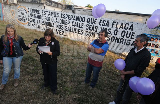 Graciela en la plaza que recuerda a su hija y la tradicional suelta de globos por un año más de su fallecimiento.
