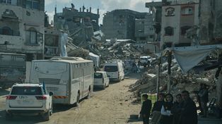 Vehículos de la ONU escoltan ambulancias y un autobús que transporta pacientes palestinos en Khan Younis, en su viaje al cruce de Rafah para salir de la Franja de Gaza y recibir tratamiento médico en el extranjero, el miércoles 4 de febrero de 2026. (Foto AP/Abdel Kareem Hana)