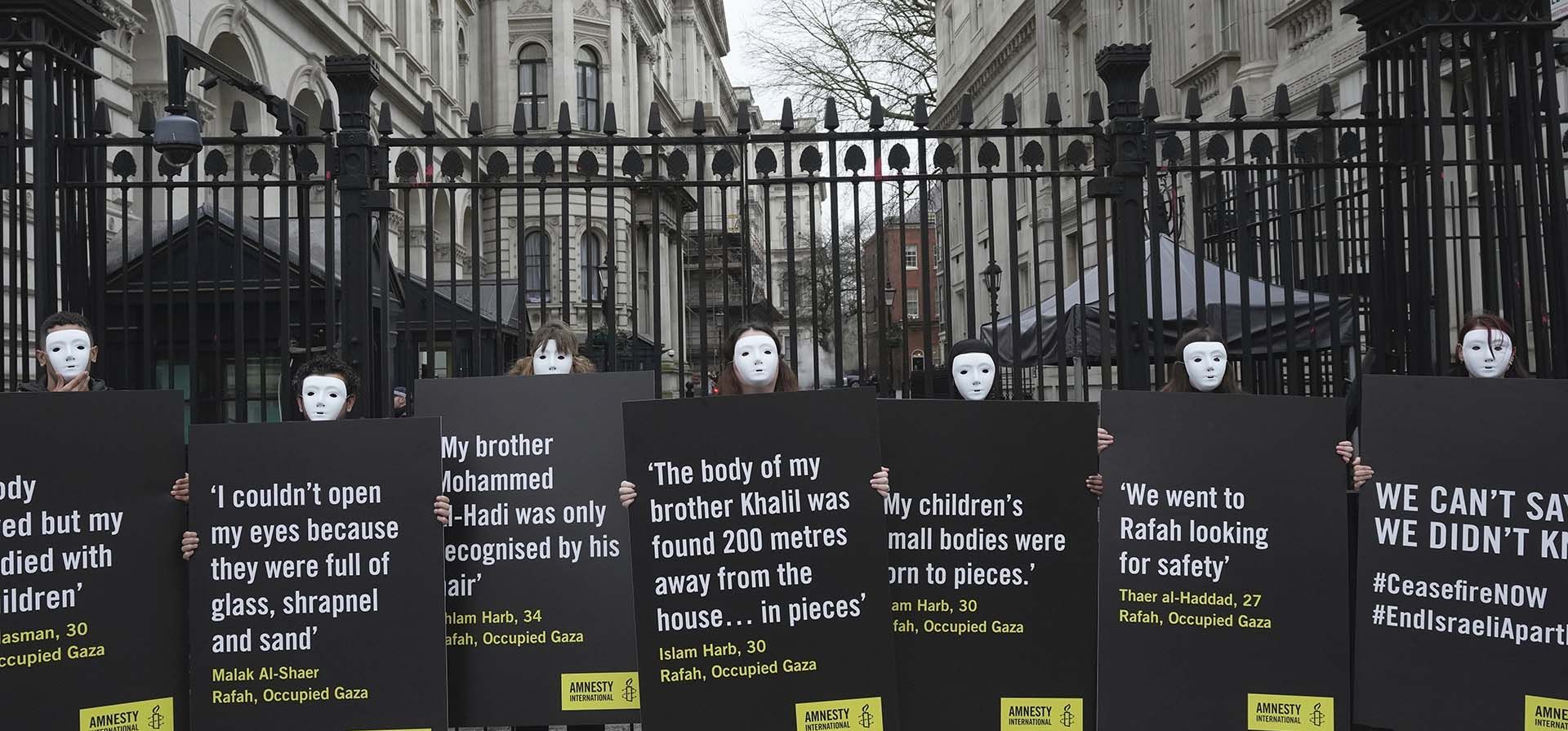 Manifestantes de Amnistía Internacional realizan una vigilia silenciosa en solidaridad con los civiles palestinos en Rafah, frente a Downing Street, en Londres, el miércoles 14 de febrero de 2024. (Foto AP/Kin Cheung) Manifestantes de Amnistía Internacional realizan una vigilia silenciosa en solidaridad con los civiles palestinos en Rafah, frente a Downing Street, en Londres, el miércoles 14 de febrero de 2024. (Foto AP/Kin Cheung)